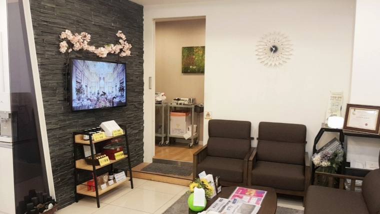 두근두근한의원 — TV, 소파, 안내용 리플렛 등이 비치된 병원의 대기실 내부 모습