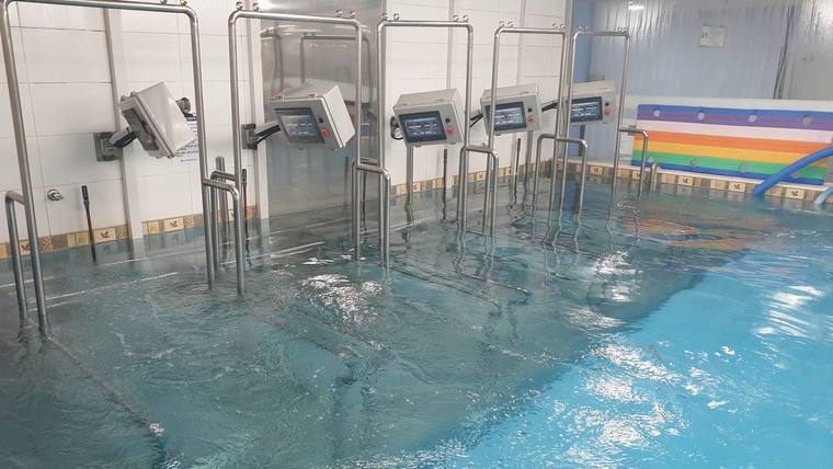 사회복지법인 성화 대전재활병원 — 여러 개의 수조와 기계 장치가 설치된 수치료 또는 물리치료실의 내부 모습