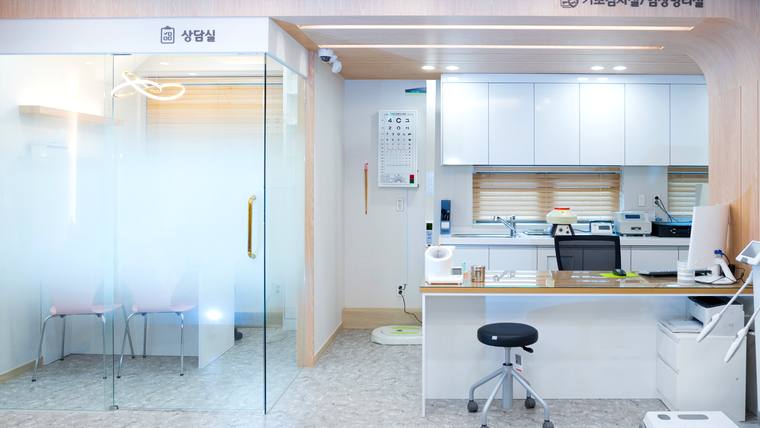 서울오케이내과의원 — 병원 내 상담실 입구와 안내 데스크가 있는 내부 공간을 촬영한 사진