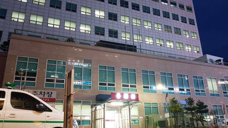 속초보광병원 — 건물 외벽에 '종합검진센터'와 '24시 응급의료센터'라는 문구가 적힌 병원 건물의 전경을 촬영한 사진