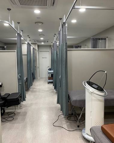 송도마디재활의학과의원 — 여러 개의 병원용 침대와 의료 장비가 배치된 깔끔한 병원 내부 복도와 진료 공간의 모습