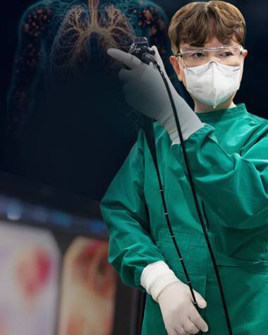 고운숨결내과의원 — 의료용 기기를 조작하는 의료진의 모습