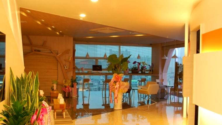 울산BS치과교정과치과의원 — 밝은 조명과 세련된 가구, 화분들이 배치된 병원이나 클리닉의 대기 공간입니다