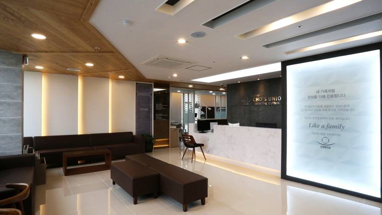 조연합치과의원 — 현대적이고 세련된 인테리어의 대기실