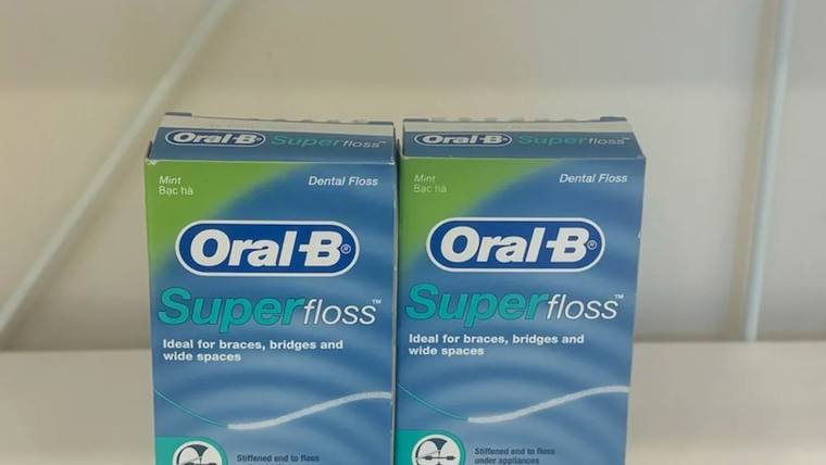 한림산치과의원 — 두 개의 Oral-B Superfloss 제품이 나란히 놓여 있는 모습