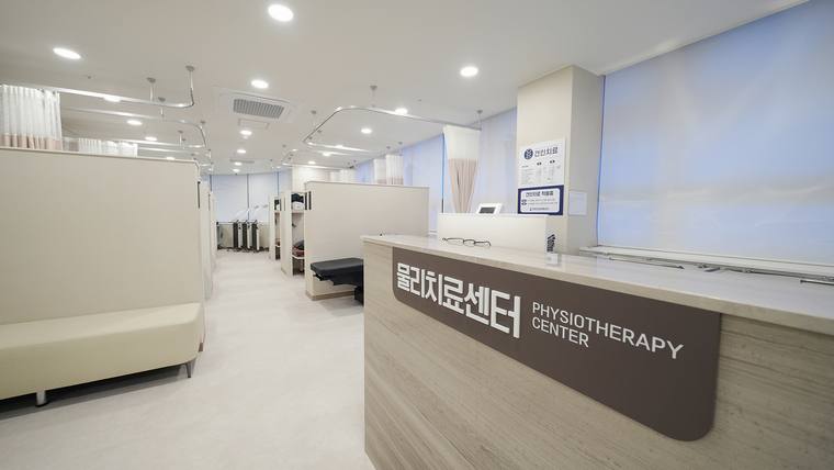 화명마디튼튼재활의학과의원 — 물리치료 센터의 접수대와 내부 대기 공간이 보이는 실내 사진이다.