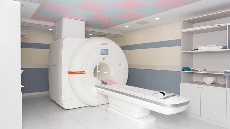 화성디에스병원 — 병원 내부에 설치된 대형 MRI 촬영 장비가 있는 방의 모습