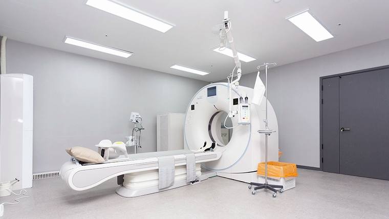 화성디에스병원 — 병원 내부에 MRI 또는 CT 스캔 장비와 환자용 침대가 배치되어 있는 모습이다.
